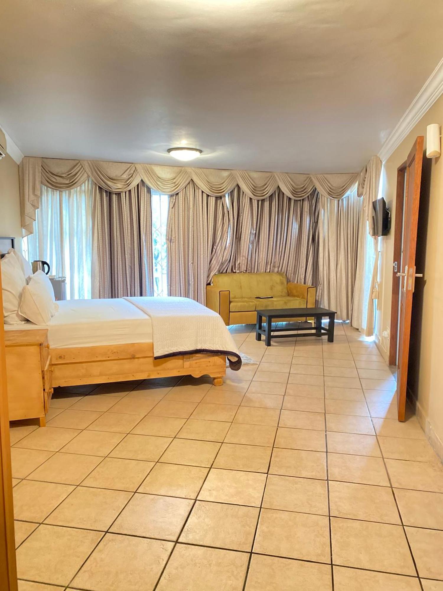 C And C Guest House/ Bed And Breakfast Pretoria Exterior photo